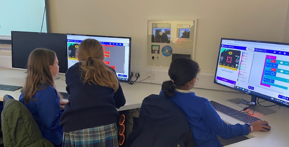 STEM Workshop with Local Pupils: Robots and AI Exploration